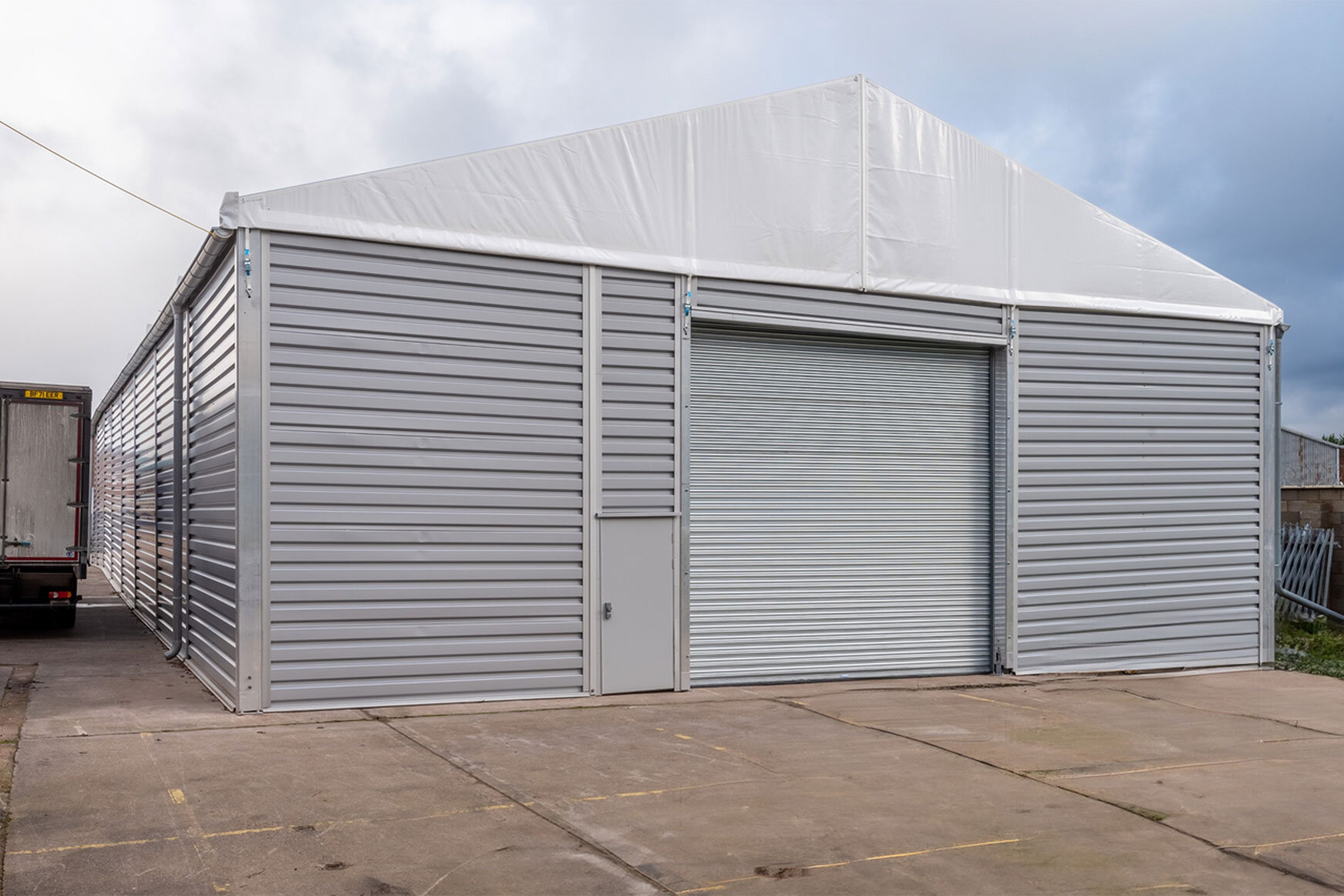 Insulated warehouse with ample equipment Exterior view