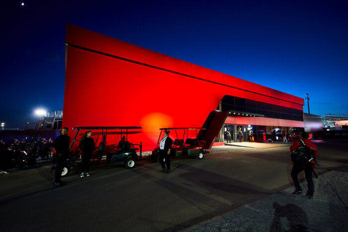 Skyline-Eventzelt mit roter Fassadenbeleuchtung bei Nacht