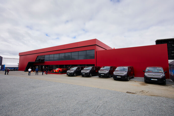 Skyline-Zelt mit roter Fassade und Autos