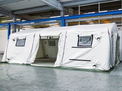 Seitenansicht des vollständig aufgebauten Rettungszelts MZI 42 mit mehreren Fenstern und zwei offenen Eingängen
