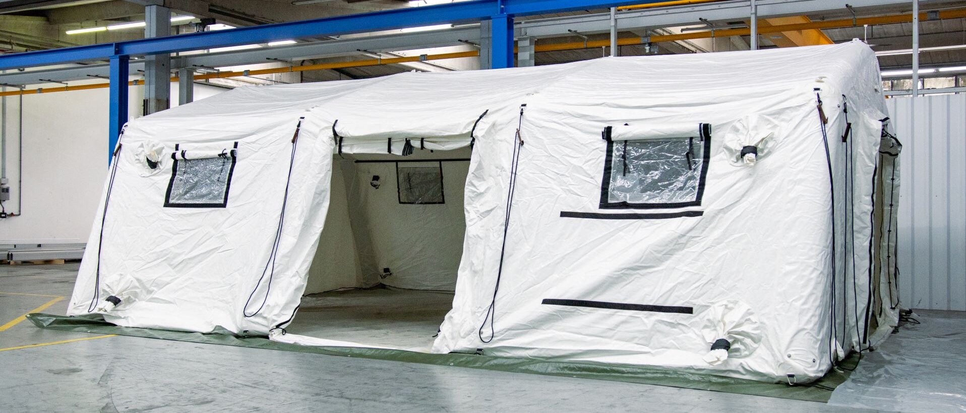 Seitenansicht des vollständig aufgebauten Rettungszelts MZI 42 mit mehreren Fenstern und zwei offenen Eingängen