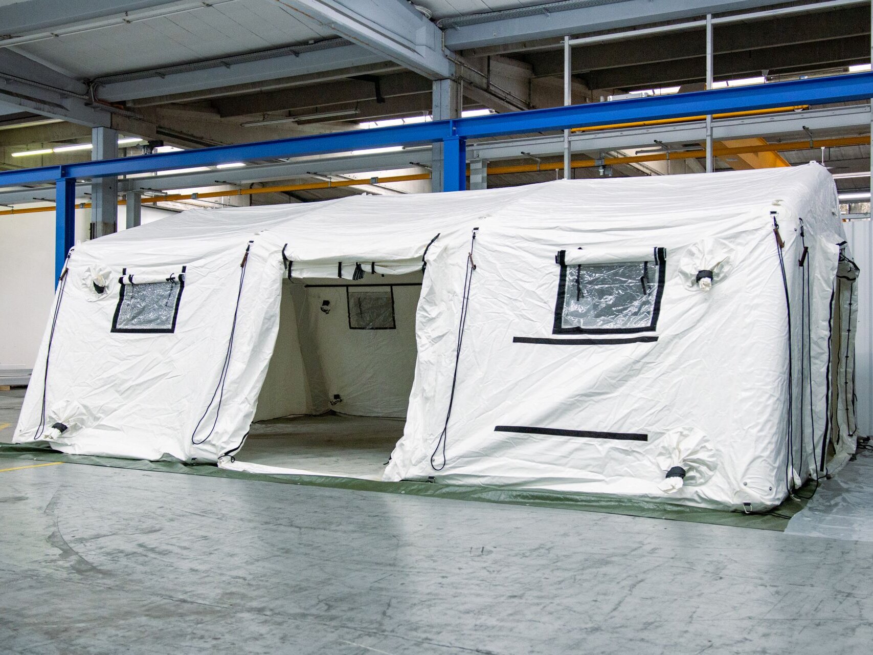 Seitenansicht des vollständig aufgebauten Rettungszelts MZI 42 mit mehreren Fenstern und zwei offenen Eingängen