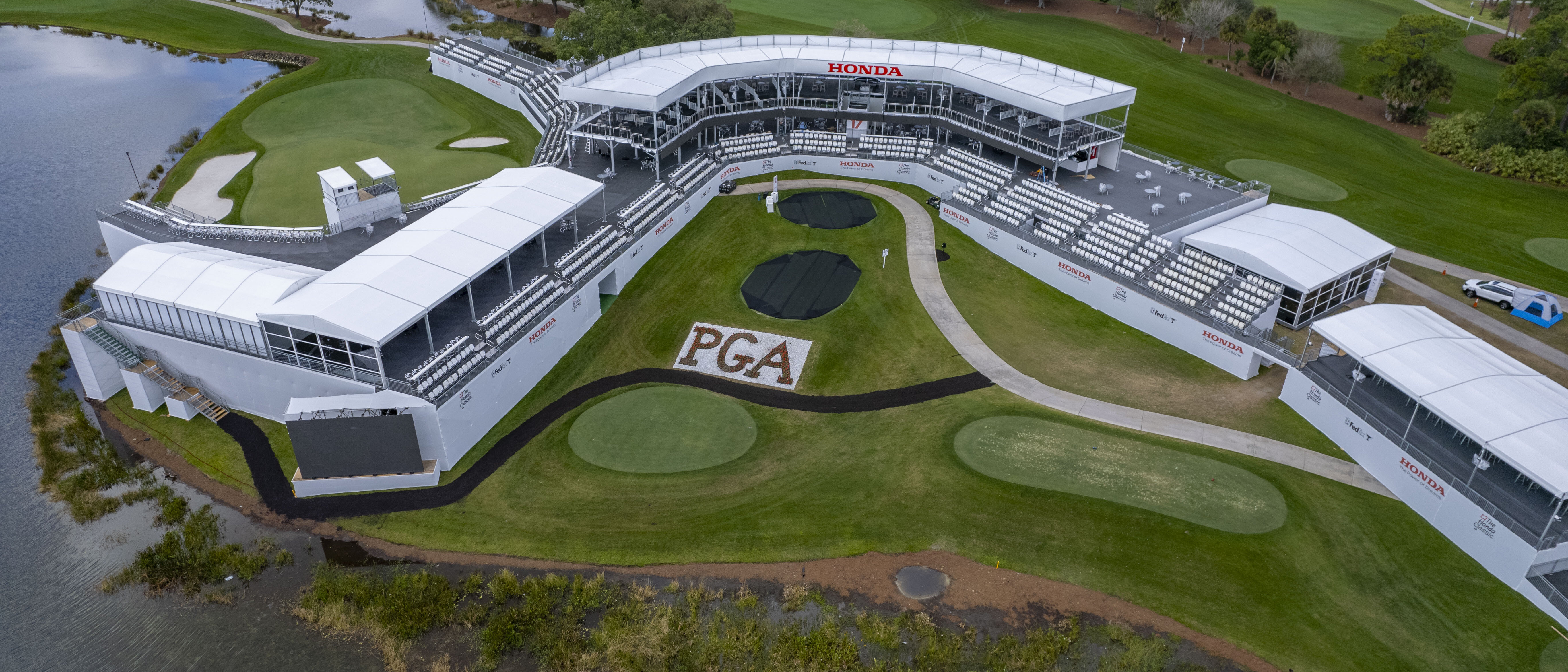 A customised tent as a tribune