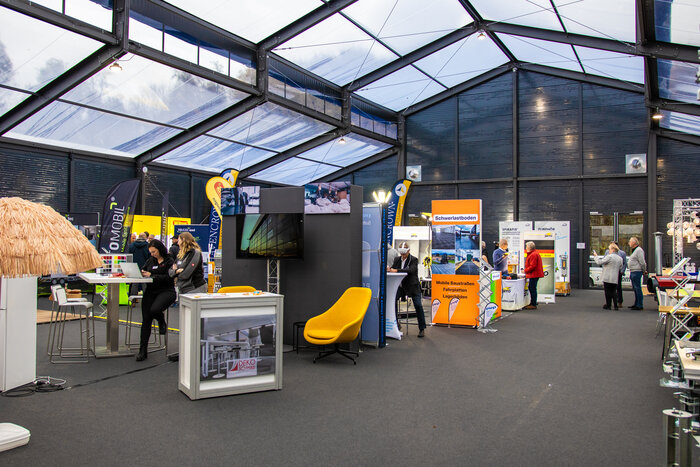 Innenansicht der Skyline Orangerie mit Messeständen und Besuchern