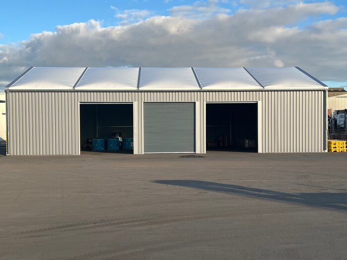 Außenansicht einer Industriehalle mit drei Einfahrten