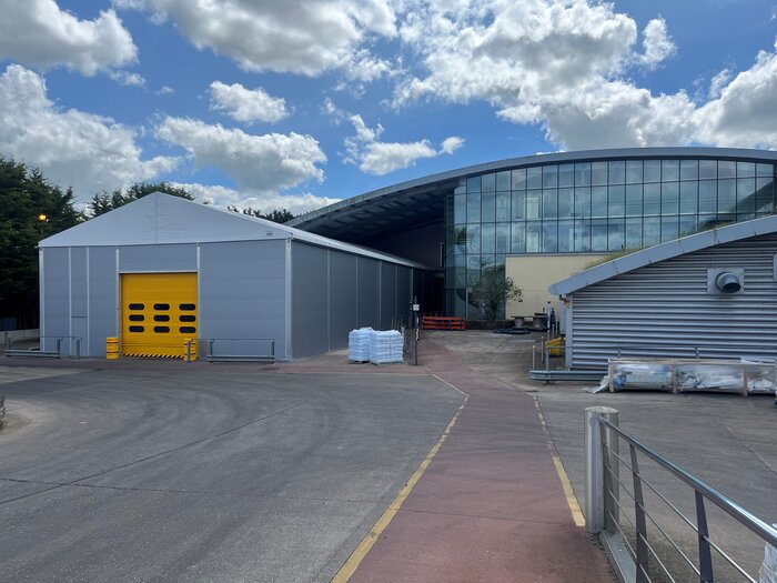 Frontalansicht einer isolierten Lagerhalle auf einem Industriegelände