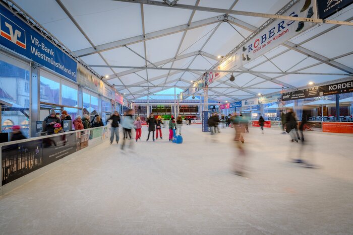 Eislauffläche mit Zeltdach Innenansicht