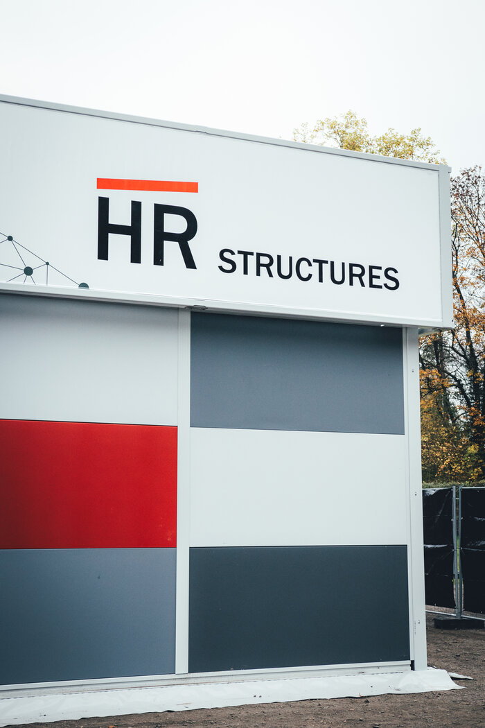 Detailansicht der Fassade des Eventzelts Vegas mit HR Structures Logo