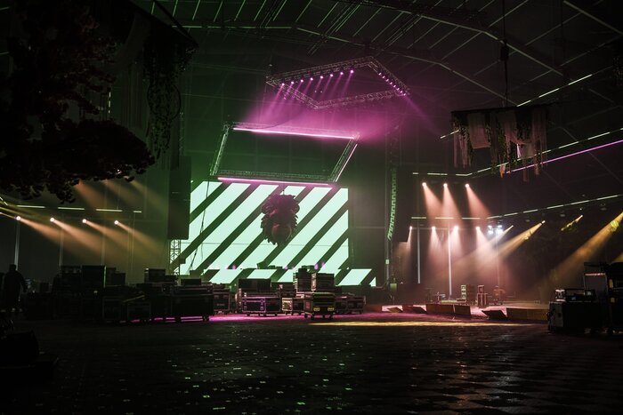 Polygonzelt Elektro-Festival Innenansicht