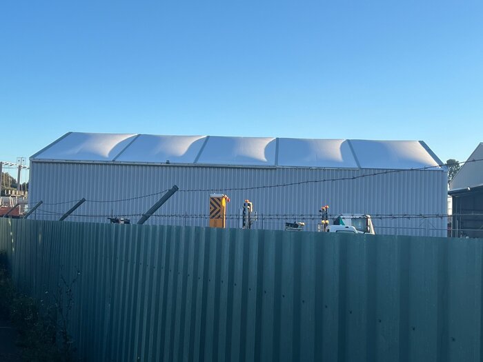 Seitenansicht der Industriehalle