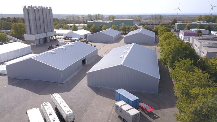 Zwei Leichtbauhallen Luftaufnahme