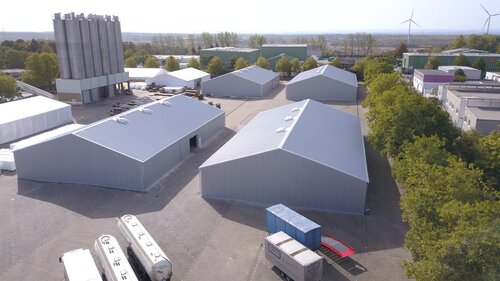 Zwei Leichtbauhallen Luftaufnahme