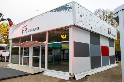 Außenansicht des Event Festzelts Vegas mit Glasfassade