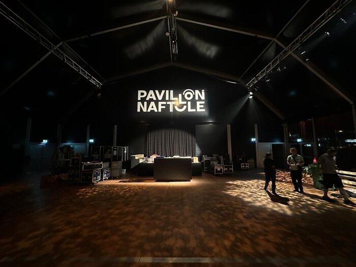 Pavillon Naftule bei Nacht innen