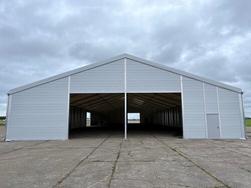 Frontansicht einer geöffneten Industriehalle auf freier Fläche