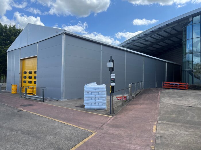 Seitliche Außenansicht einer isolierten Lagerhalle