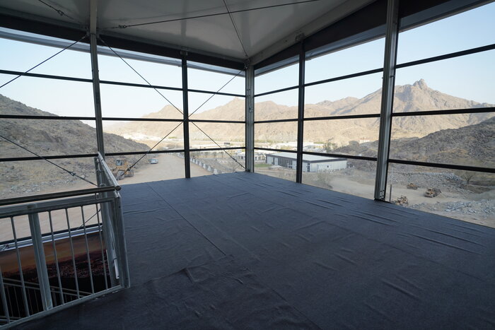 Ausblick aus dem Obergeschoss des Skyline Doppelstock-Zelts auf die Berge 