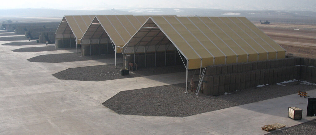 Sicht auf mehrere Hangars