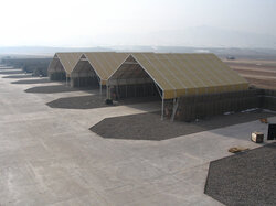 Sicht auf mehrere Hangars