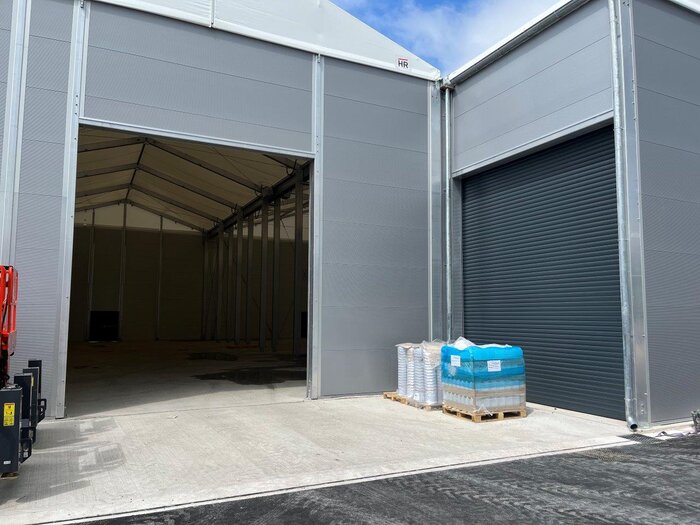 Industriehalle mit offenem Eingang und geschlossenem Rolltor