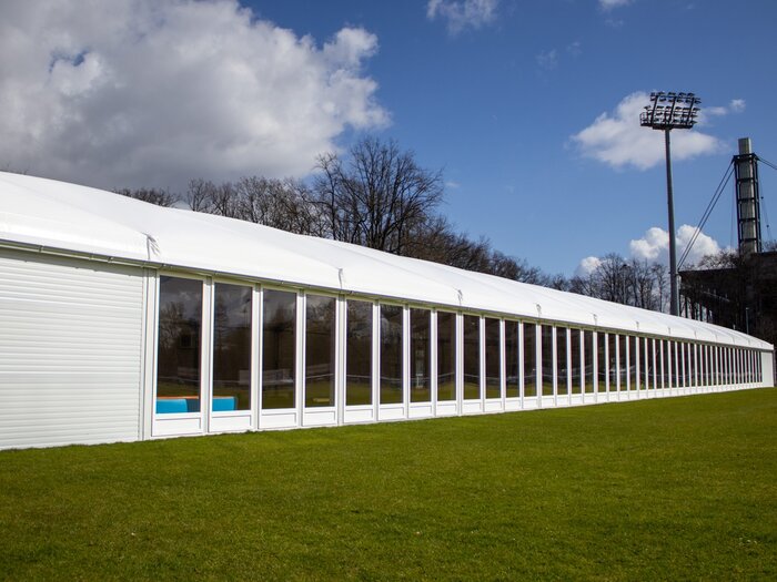 Leichtbauhalle mit Isolierglasfassage Außenansicht