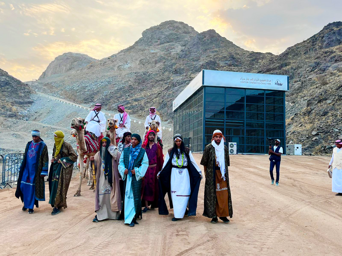 Skyline Doppelstock-Zelt mit saudischen Personen in traditioneller Kleidung