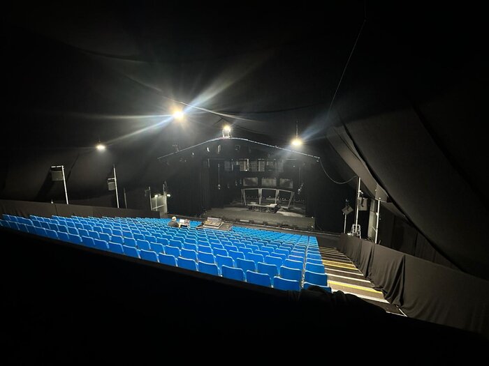 Innenansicht des temporären Pavillons Naftule mit Blick auf die Bühne 