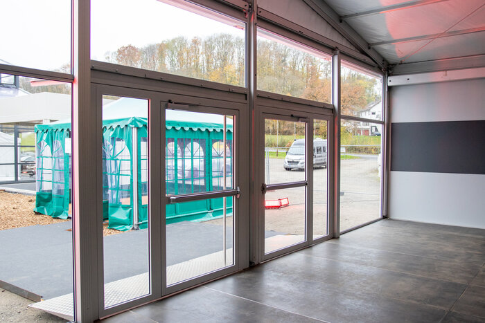 Innenansicht des Eventzelts Vegas mit Blick auf Doppeltür