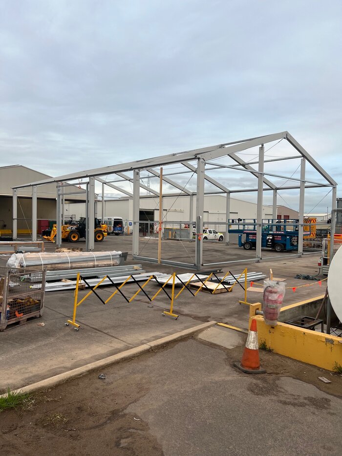 Eine Industriehalle im Bau