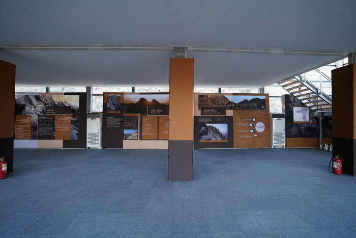 Innenansicht des Skyline Doppelstock-Zelts mit Ausstellung