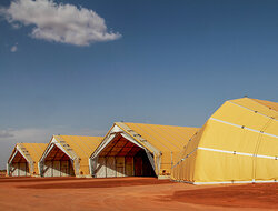 Sicht auf mehrere Hangars