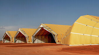 Sicht auf mehrere Hangars