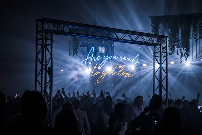 Polygonzelt Elektro-Festival Innenansicht