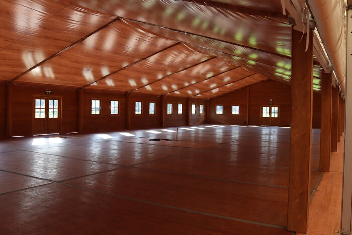 Innenansicht eines Festzelts im Holz-Design mit Tageslicht
