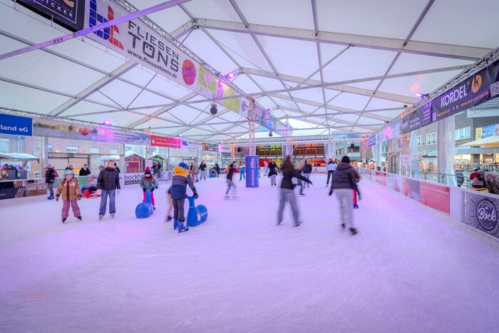 Eislauffläche mit Zeltdach Innenansicht