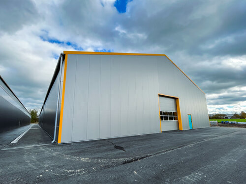 Außenansicht einer voll isolierten Industriehalle für Spedition