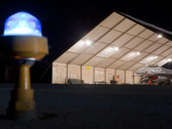 Sicht auf einen beleuchteten Hanger in der Nacht
