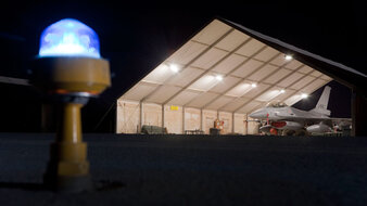 Sicht auf einen beleuchteten Hanger in der Nacht