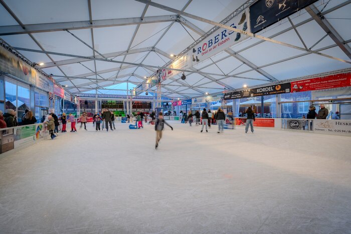 Eislauffläche mit Zeltdach Innenansicht