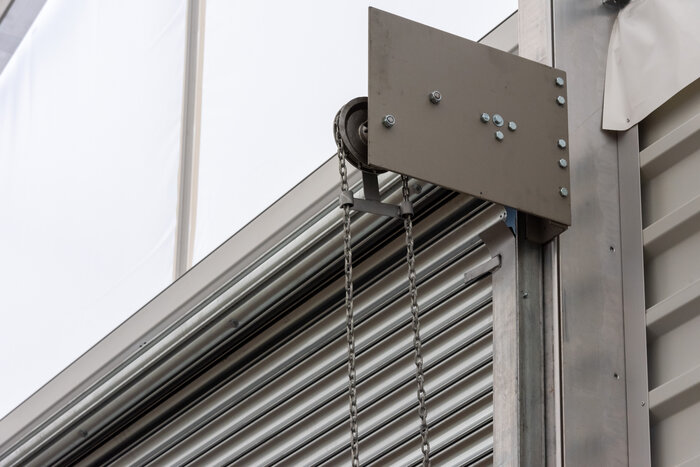 Detailansicht des Kettenmechanismus für ein Industrie-Rolltor