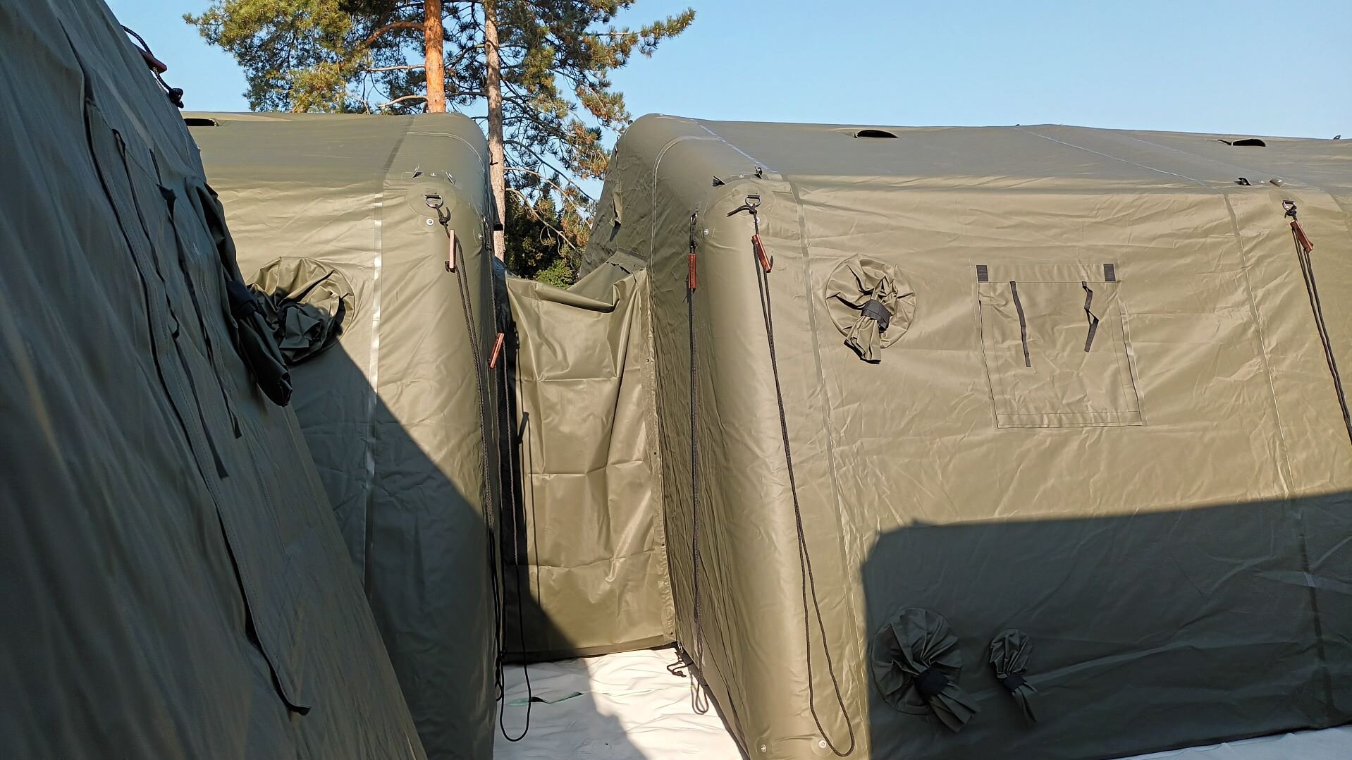 Verbindung zwischen zwei Aufblasbaren Rettungszelten vom Typ MZI 27