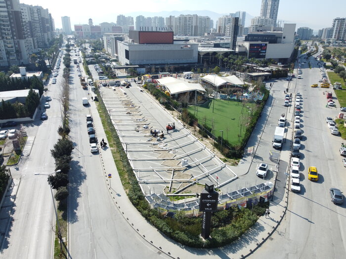 Luftaufnahme eines Event-Festzelts im Aufbau