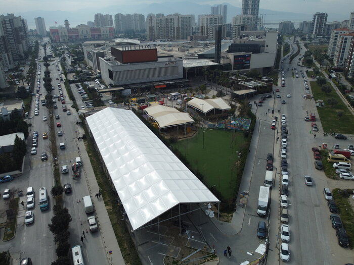 Luftaufnahme eines aufgebauten Eventzelts