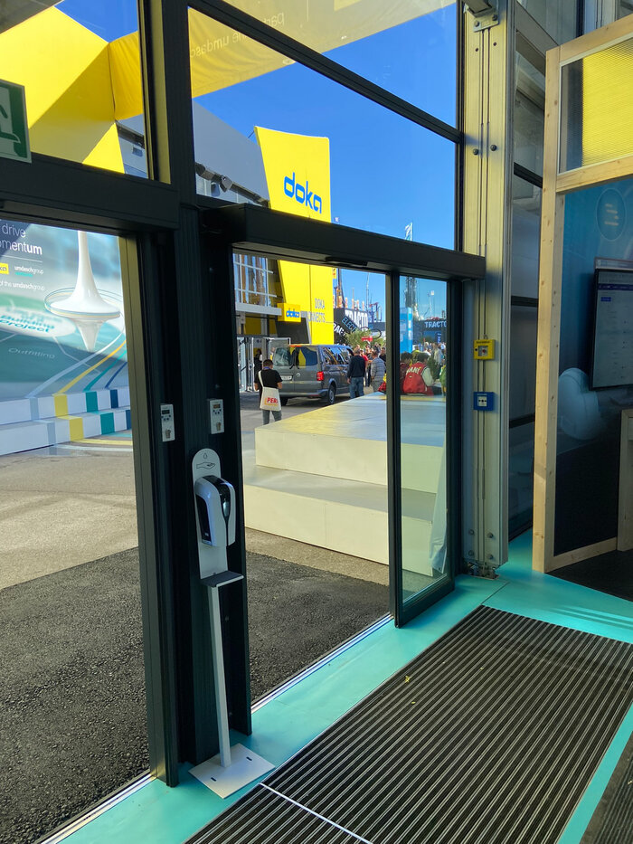 Automatic sliding door detail