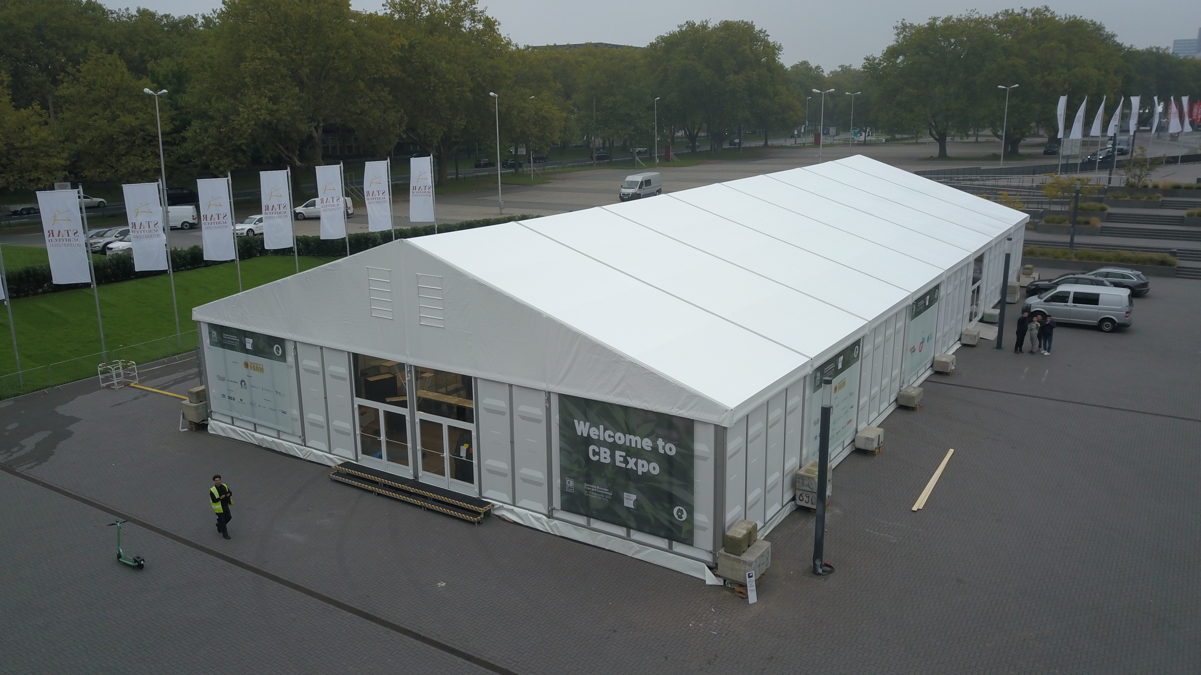 Luftaufnahme eines Messezelts mit Eingangsbereich