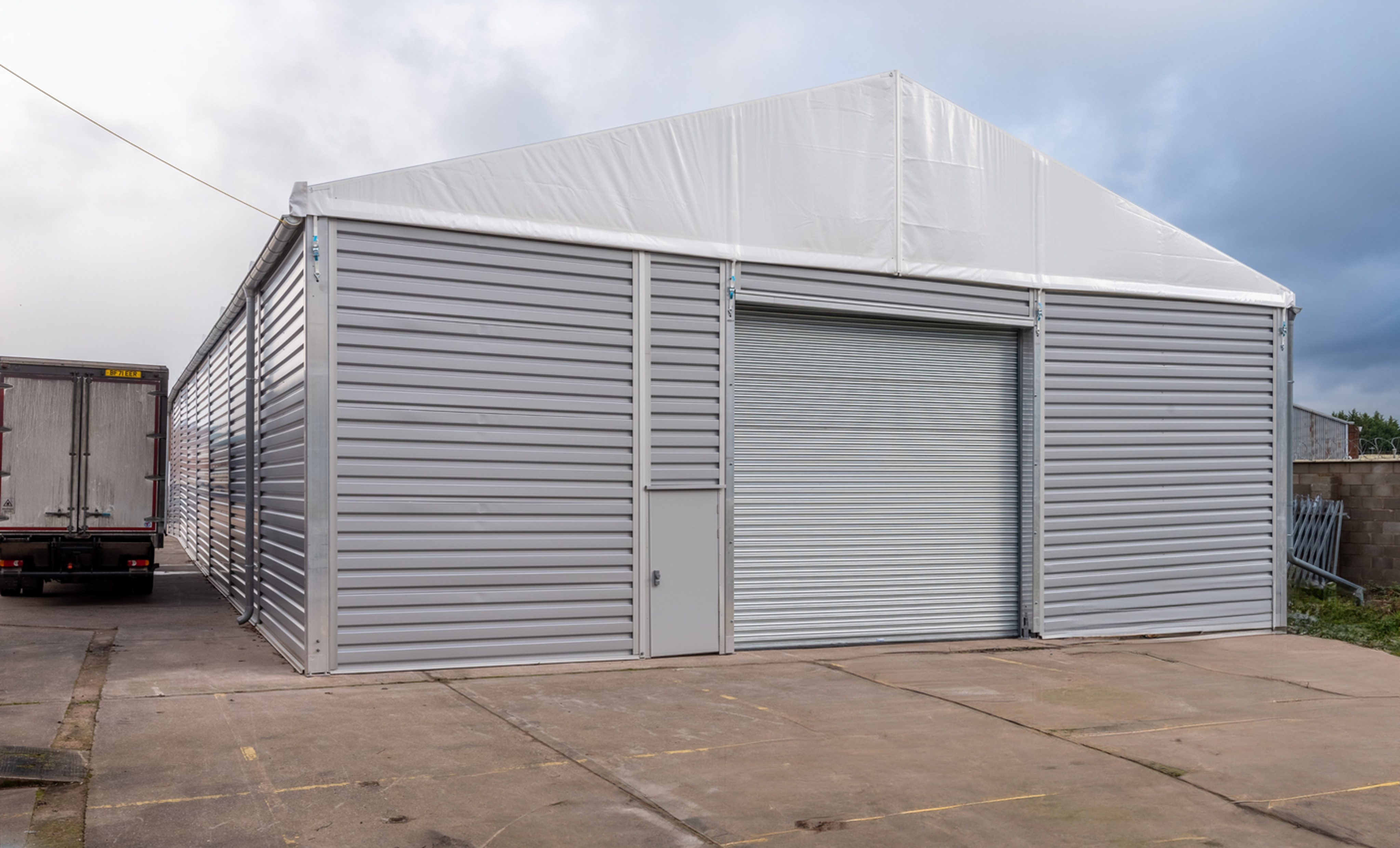 Außenansicht einer Industrie-Cargo-Halle mit geschlossenem Rolltor