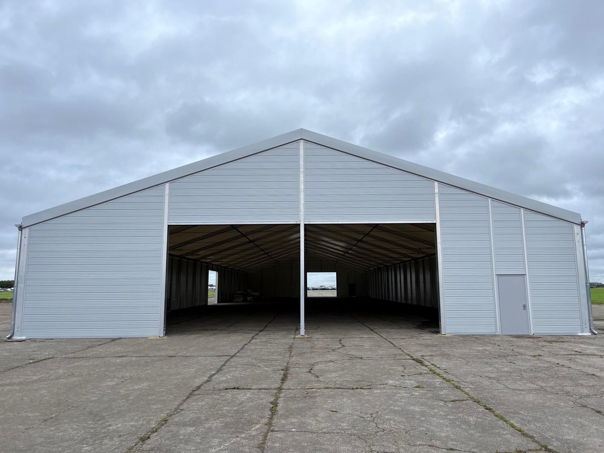 Frontansicht einer geöffneten Industriehalle auf freier Fläche