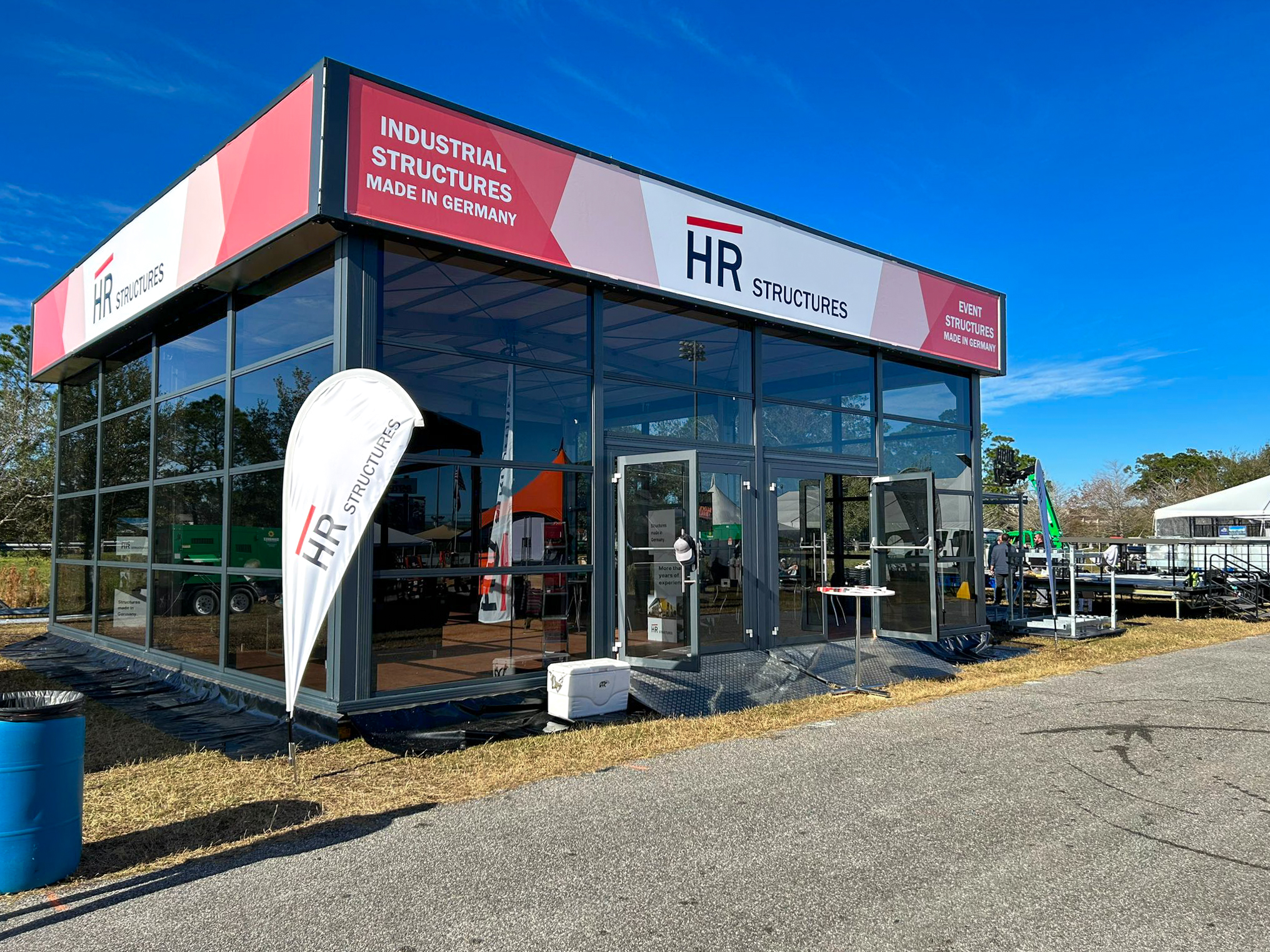 Event-Festzelt Skyline von HR Structures mit Glasfassade auf einer Außenveranstaltung