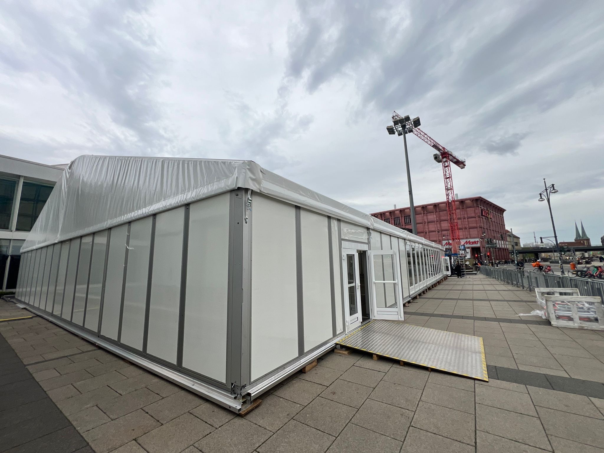 Außenansicht eines Rundbogen-Festzelts