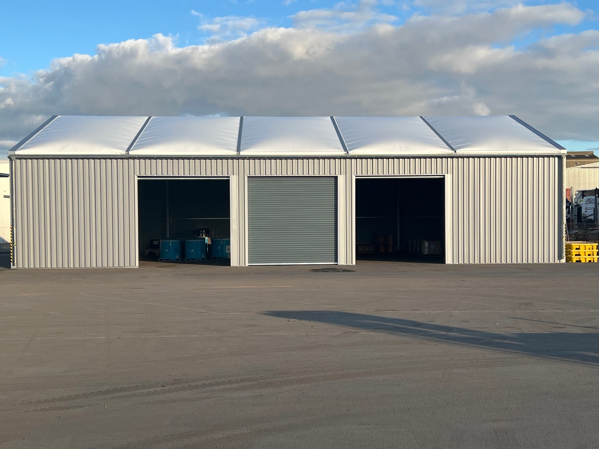 Außenansicht einer Industriehalle mit drei Einfahrten